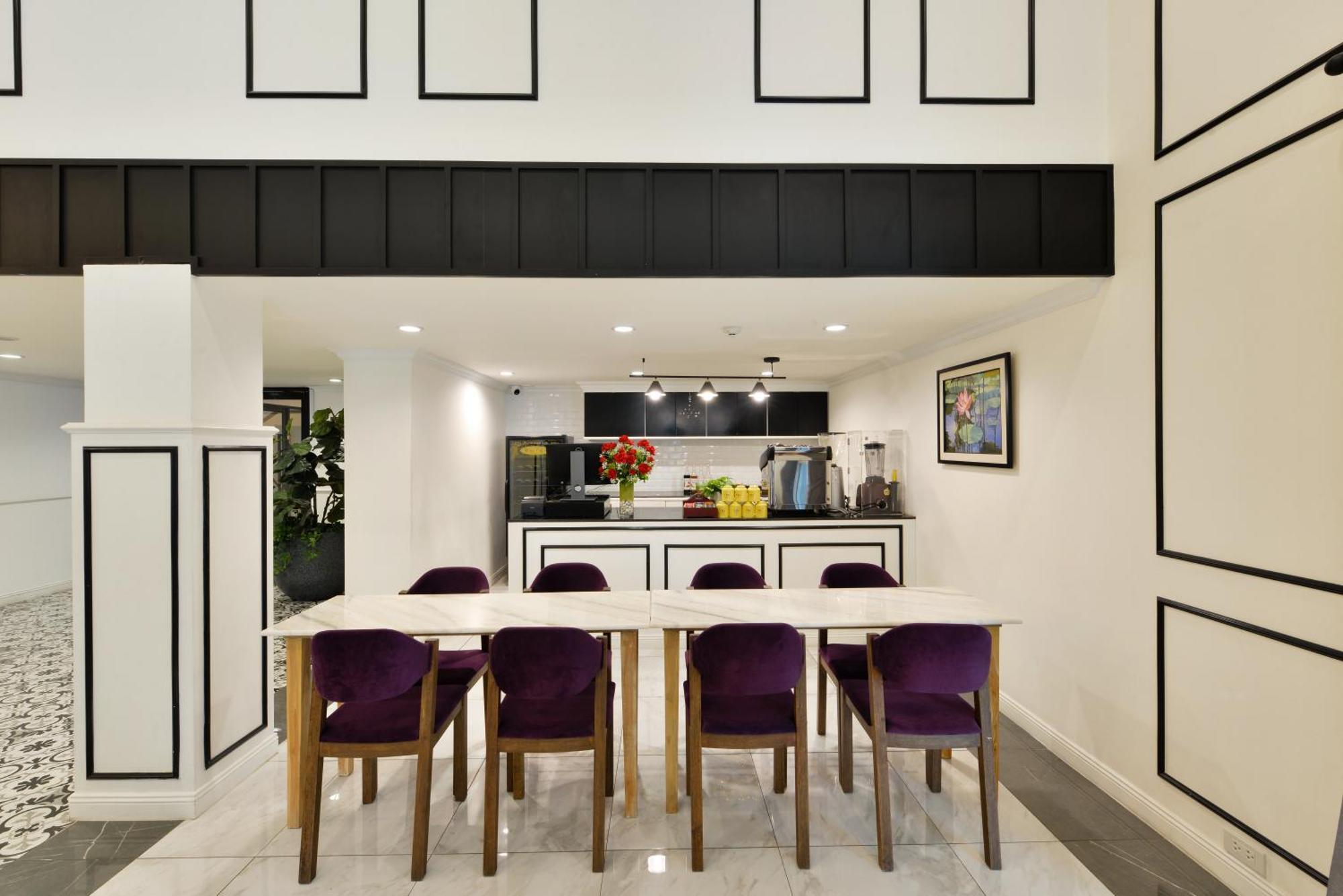 Villa De Pranakorn Бангкок Екстер'єр фото The kitchen at the 10000-square-foot (930-square-metre) home