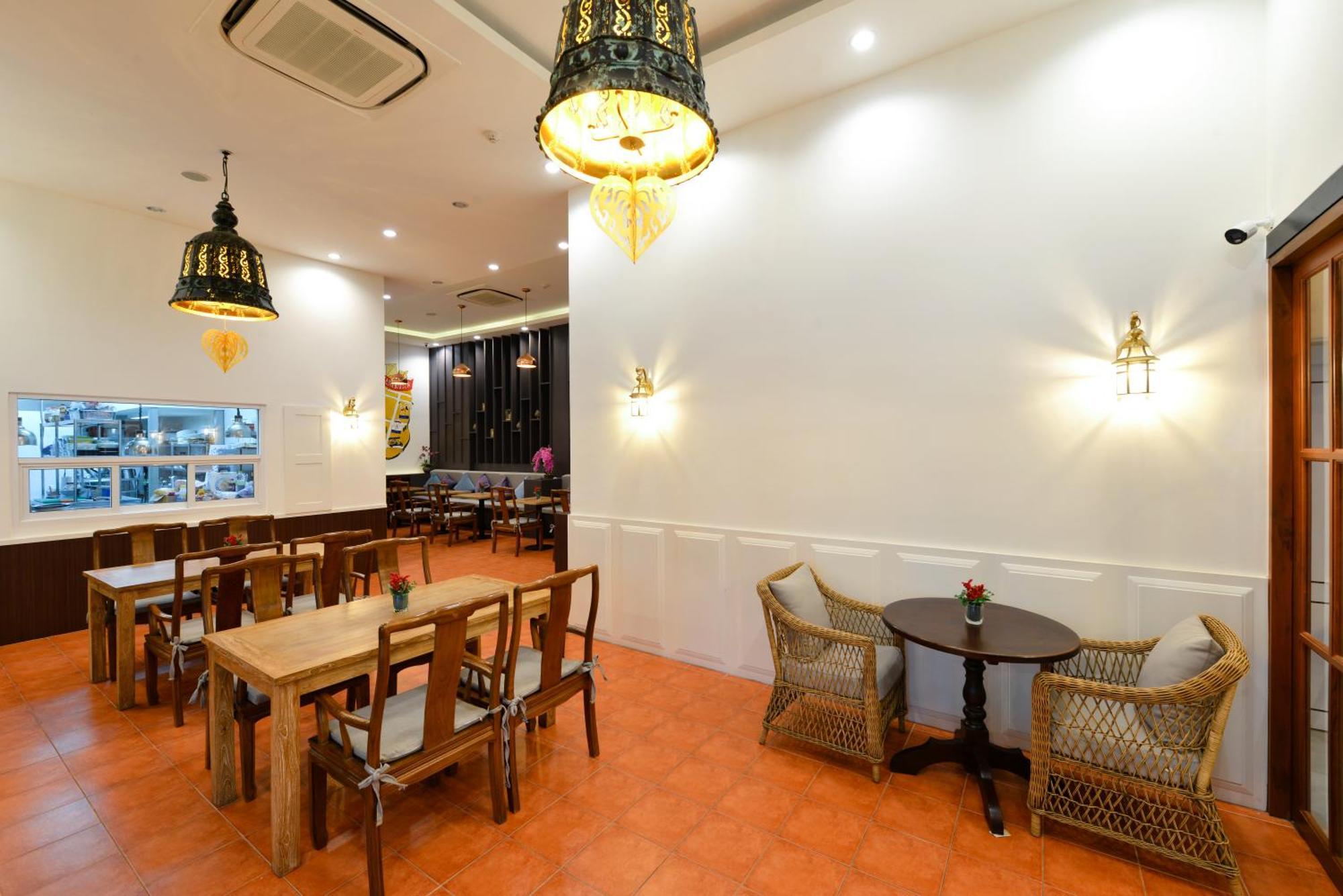 Villa De Pranakorn Бангкок Екстер'єр фото Interior of a Thai restaurant
