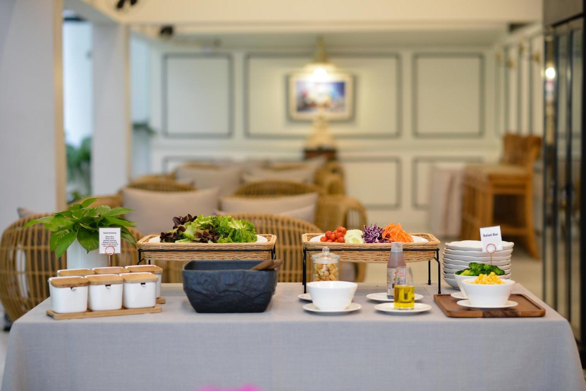 Villa De Pranakorn Бангкок Екстер'єр фото A salad bar