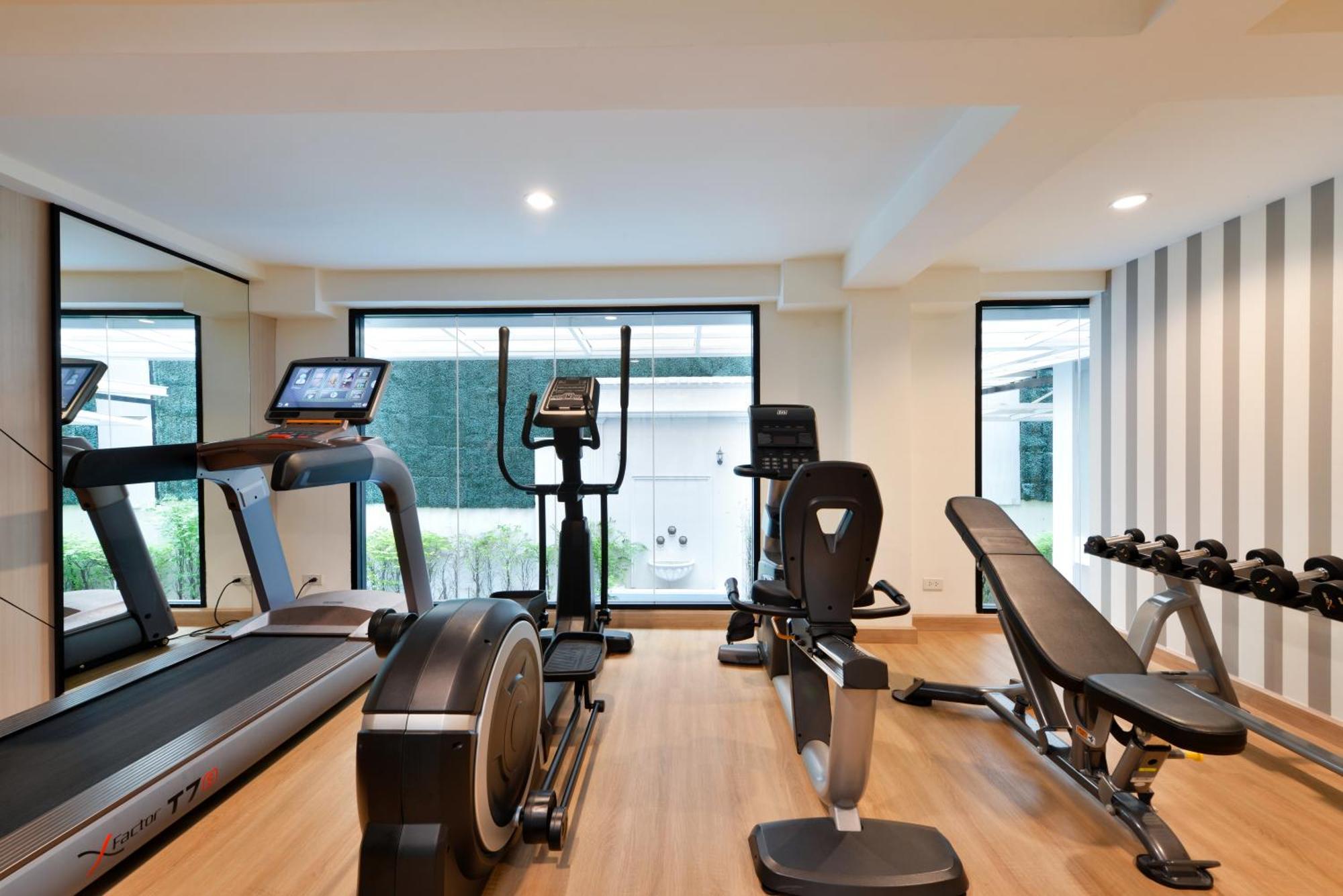 Villa De Pranakorn Бангкок Екстер'єр фото The gym at the hotel