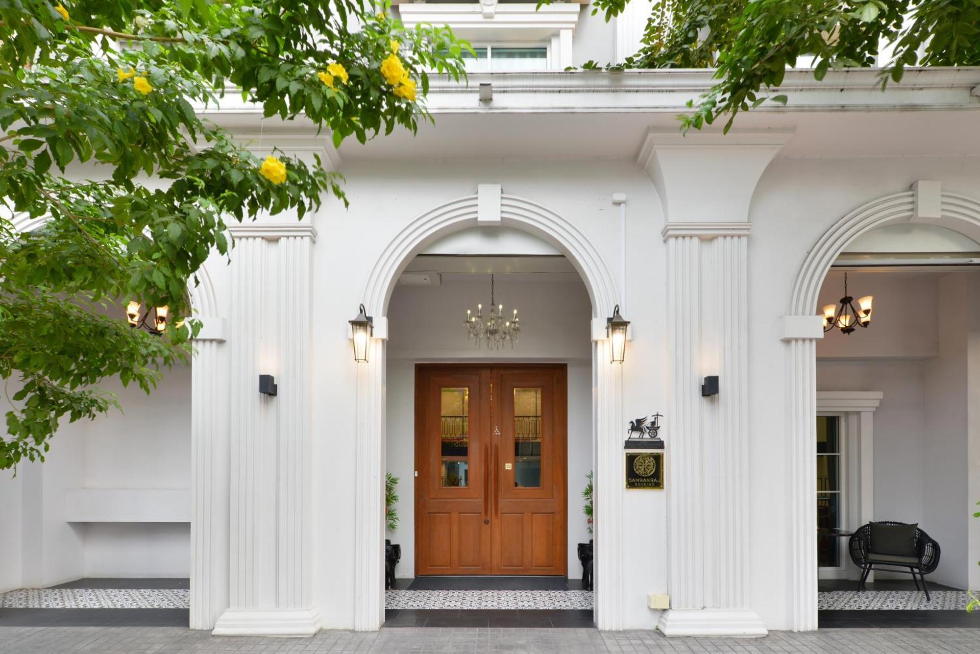 Villa De Pranakorn Бангкок Екстер'єр фото The entrance of the hotel