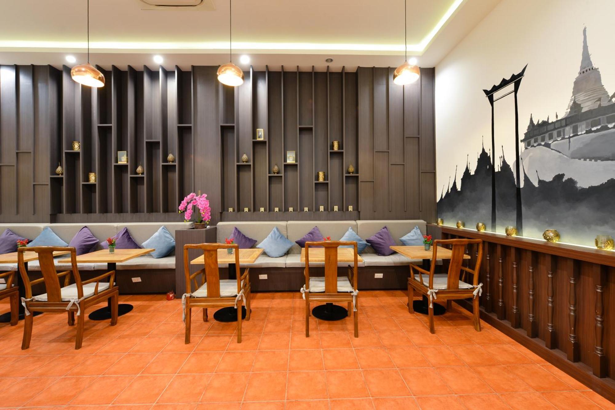 Villa De Pranakorn Бангкок Екстер'єр фото Interior of a Thai restaurant