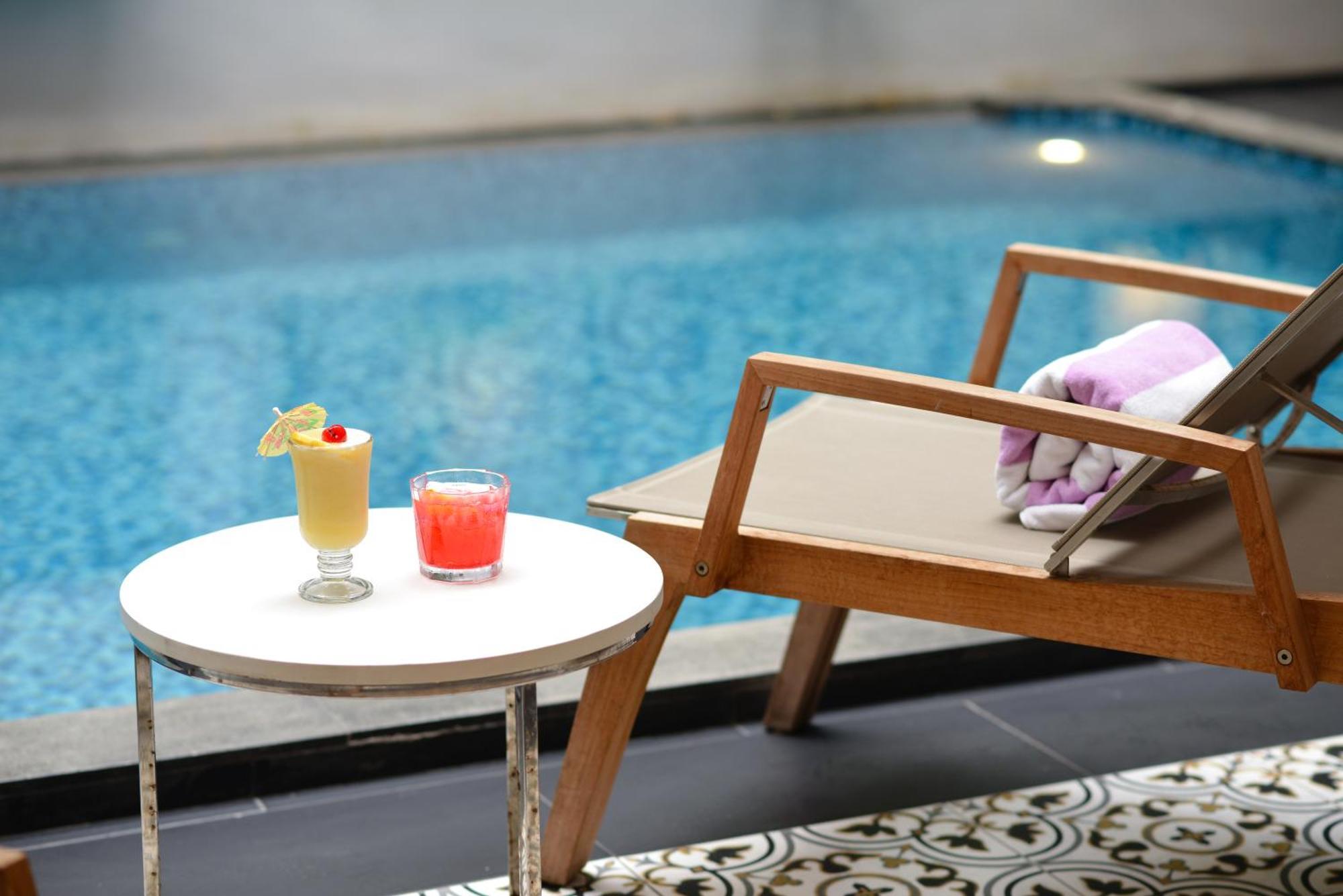 Villa De Pranakorn Бангкок Екстер'єр фото Swimming pool at the hotel
